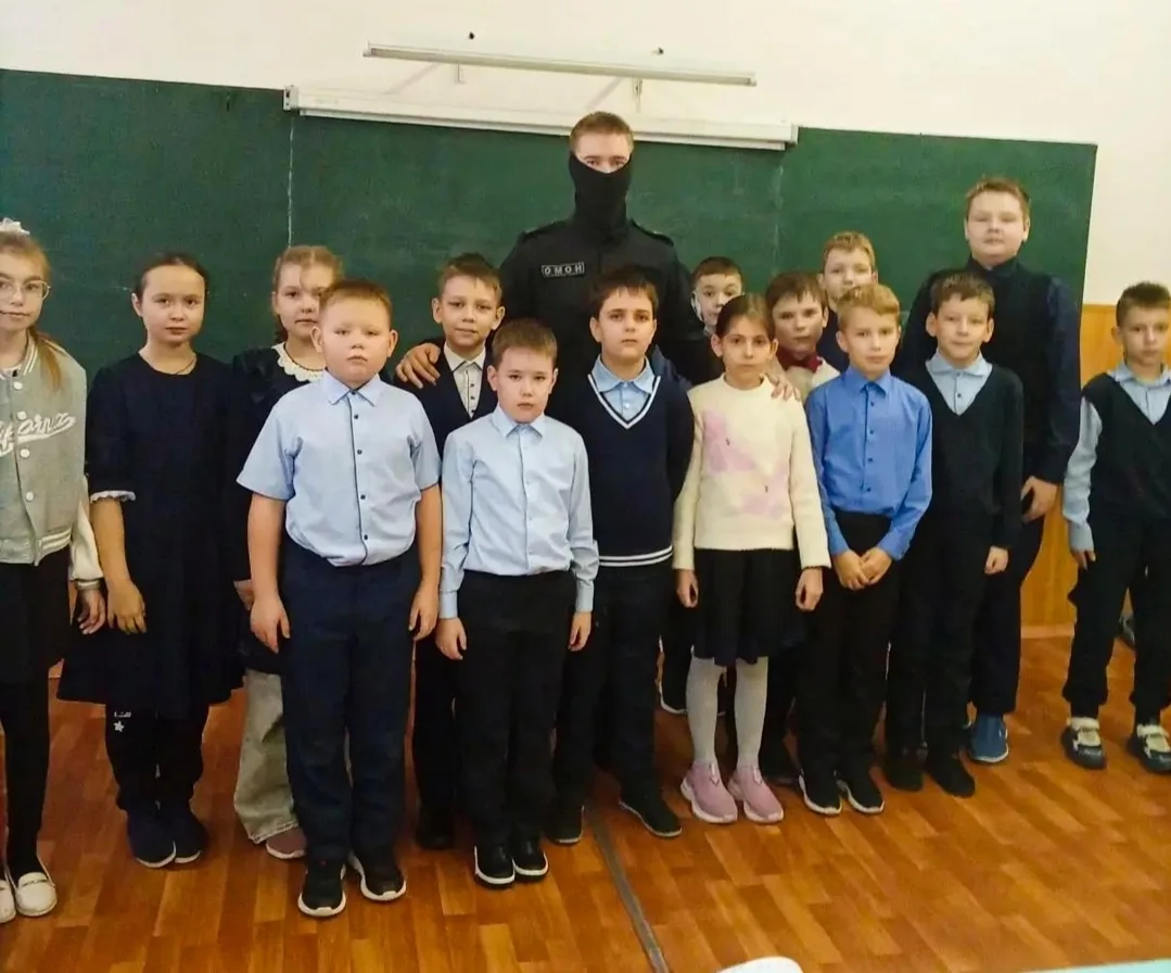 В рамках недели правовой помощи в 3 классе прошла встреча с представителем Россгвардии сержантом пол