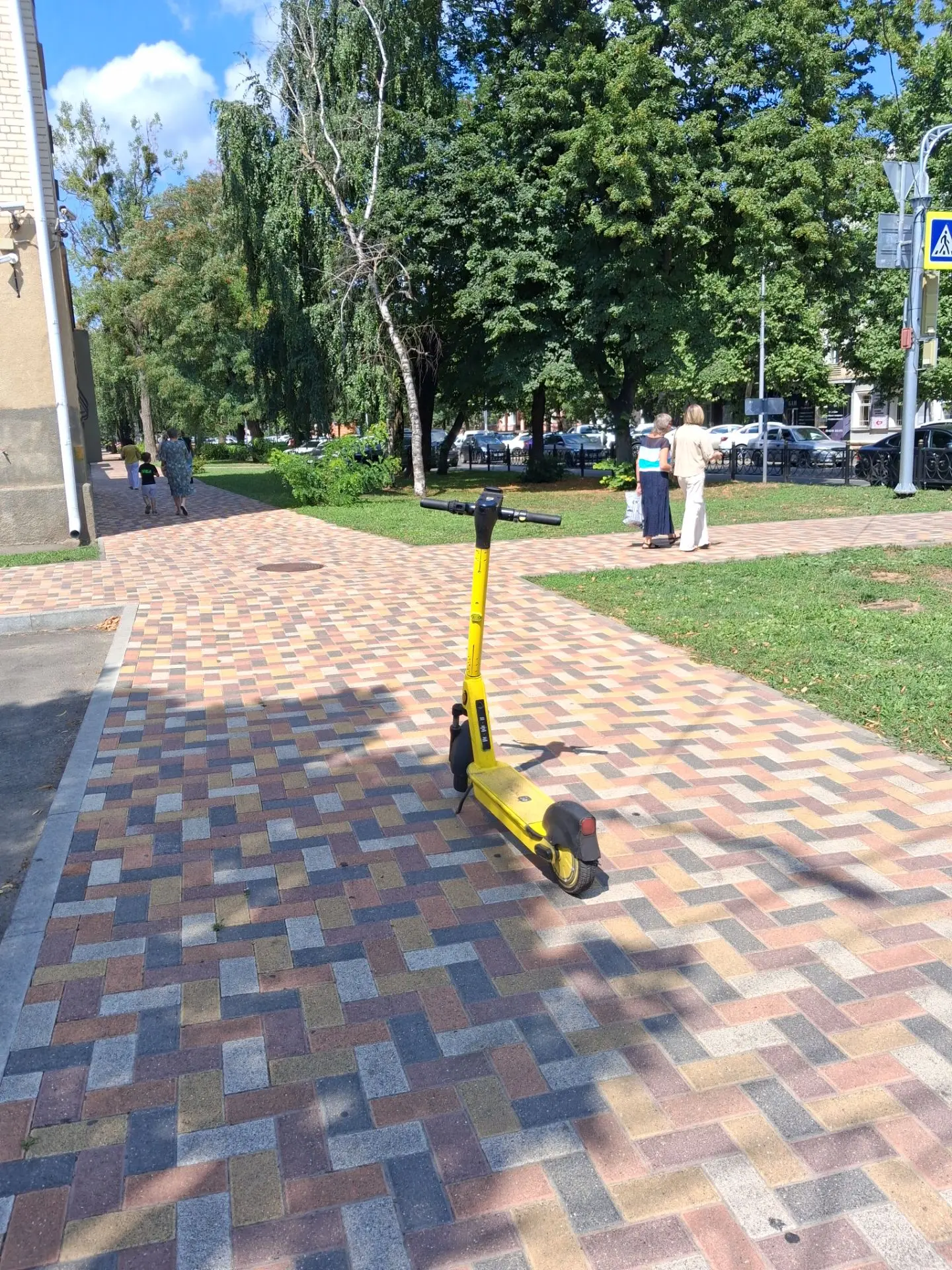 🛴Как понять, что человек идиот - по месту выбора парковки самоката.