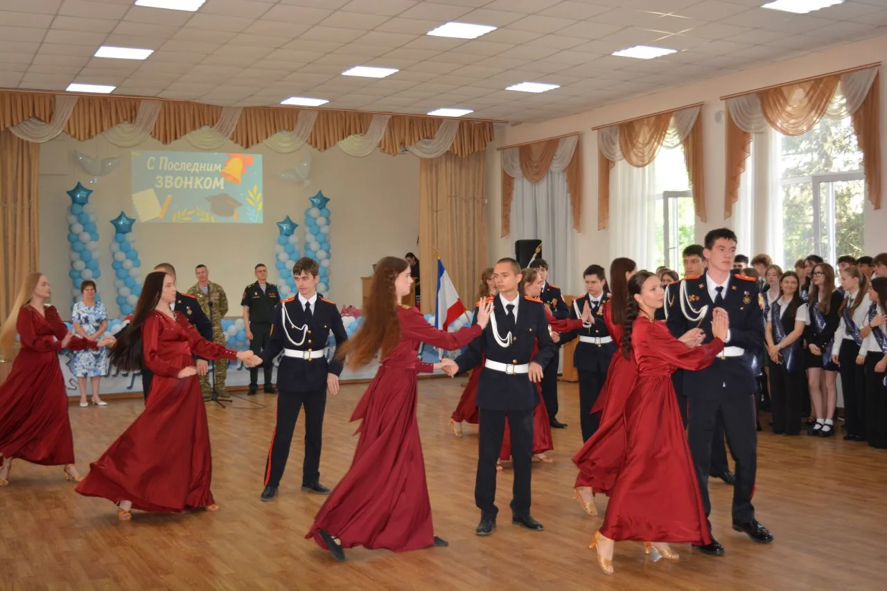 🔔 Торжественная линейка, посвящённая Последнему звонку, прошла в нашей школе!    В стенах нашей школ
