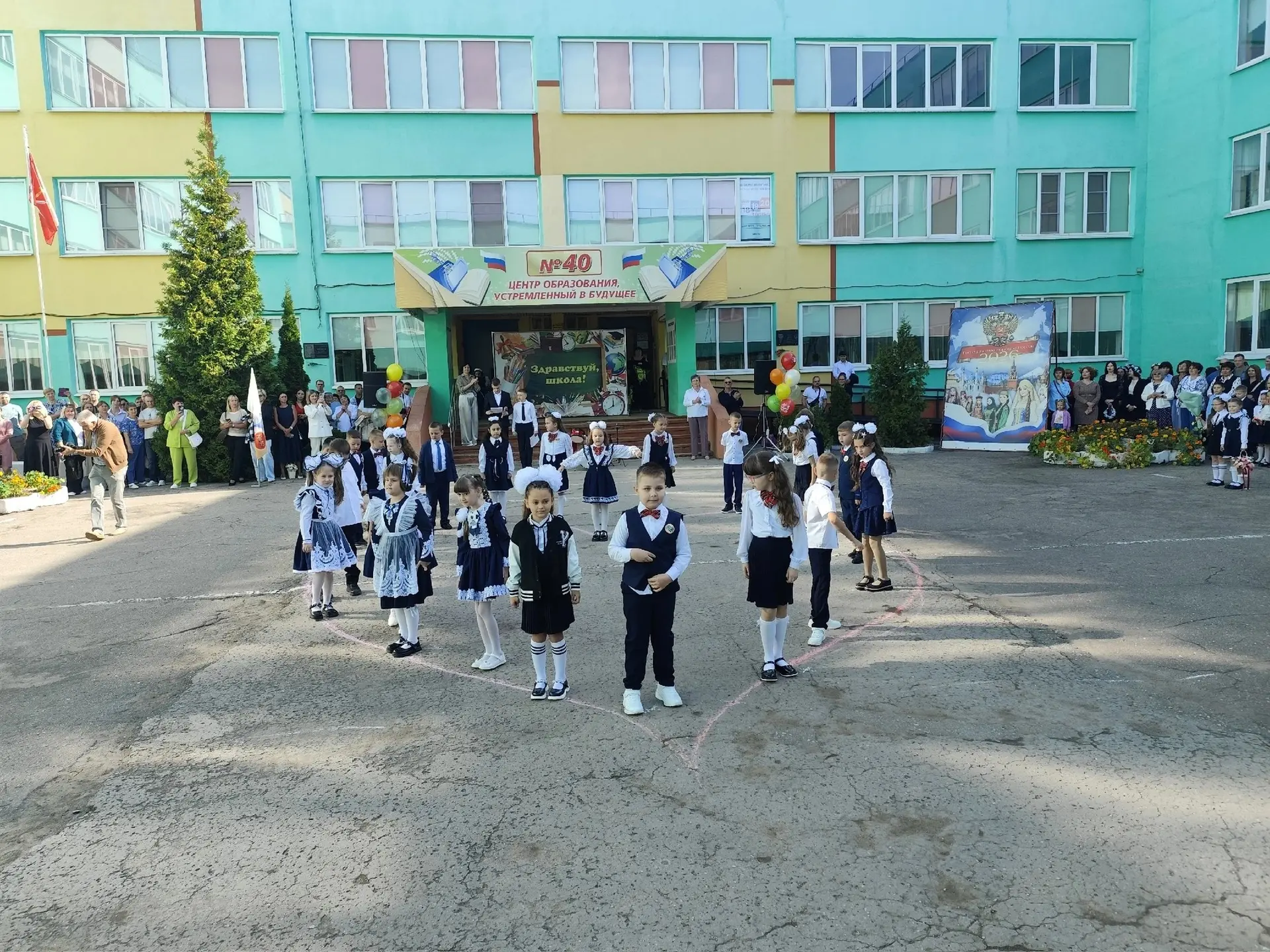 День знаний. Первая партия фотографий праздника для вас: https://vk.ru/album-119815711_...