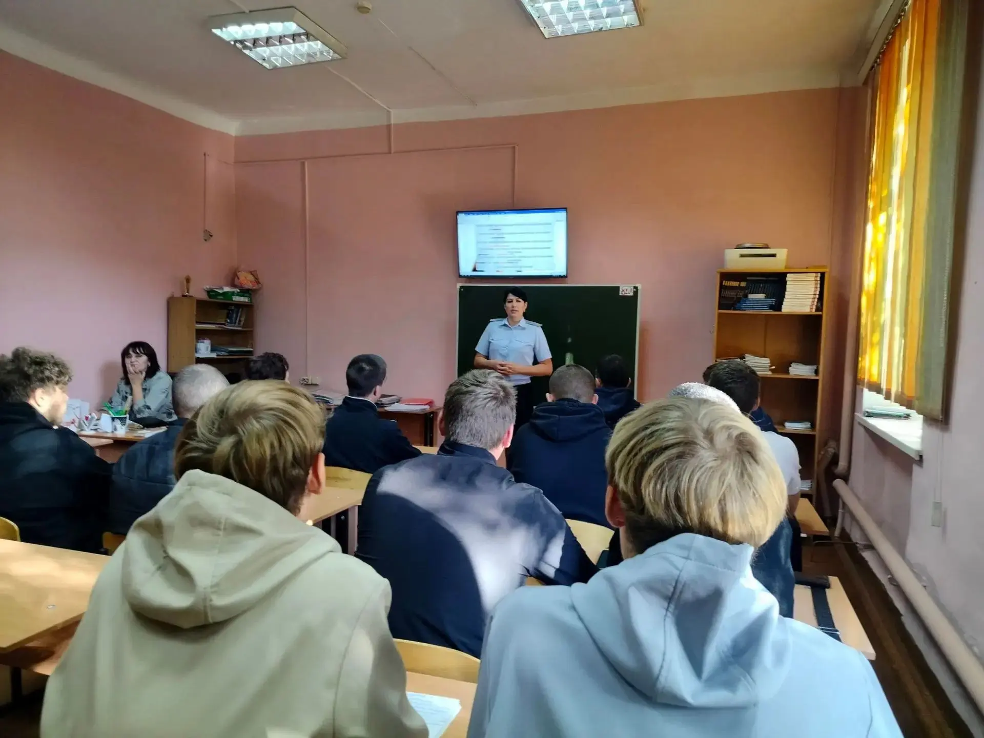 Безопасность начинается с каждого: в нашем техникуме прошли встречи с начальником ОДН Л...