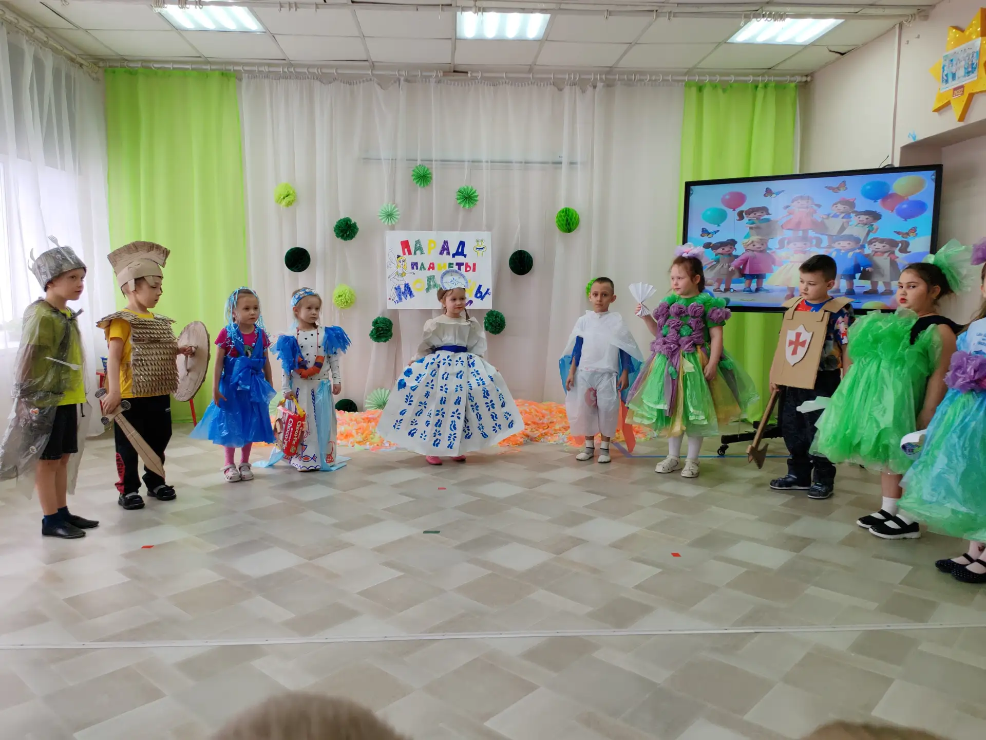 В детском саду прошло эко-дефиле «Парад Планеты Модница». В гости к детям пришёл Мусорный Монстр, но