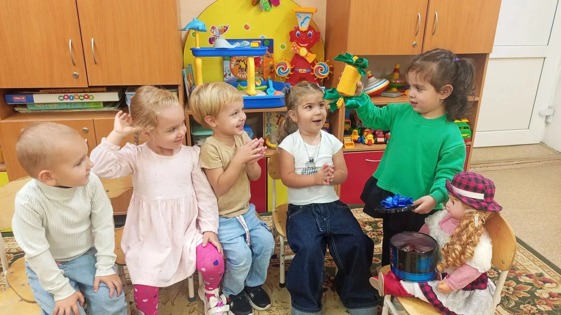 Сегодня у воспитанников младшей группы № 1 прошло занятие по лепке, малыши лепили конфе...