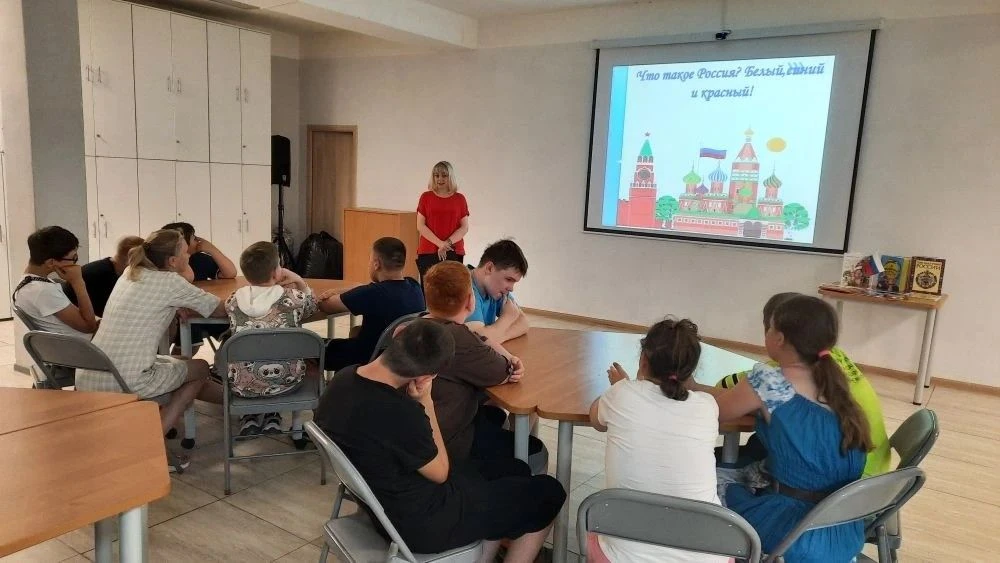 Ко Дню России в Центральной городской библиотеке Ступино состоялся познавательный час «Что такое Рос