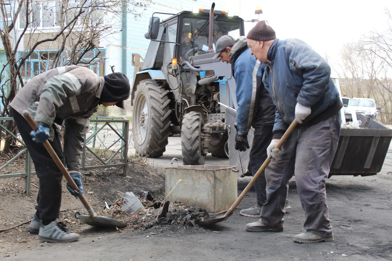 Жители Сызрани вышли на уборку двора дома, пострадавшего при атаке дрона  Жители близлежащих домов