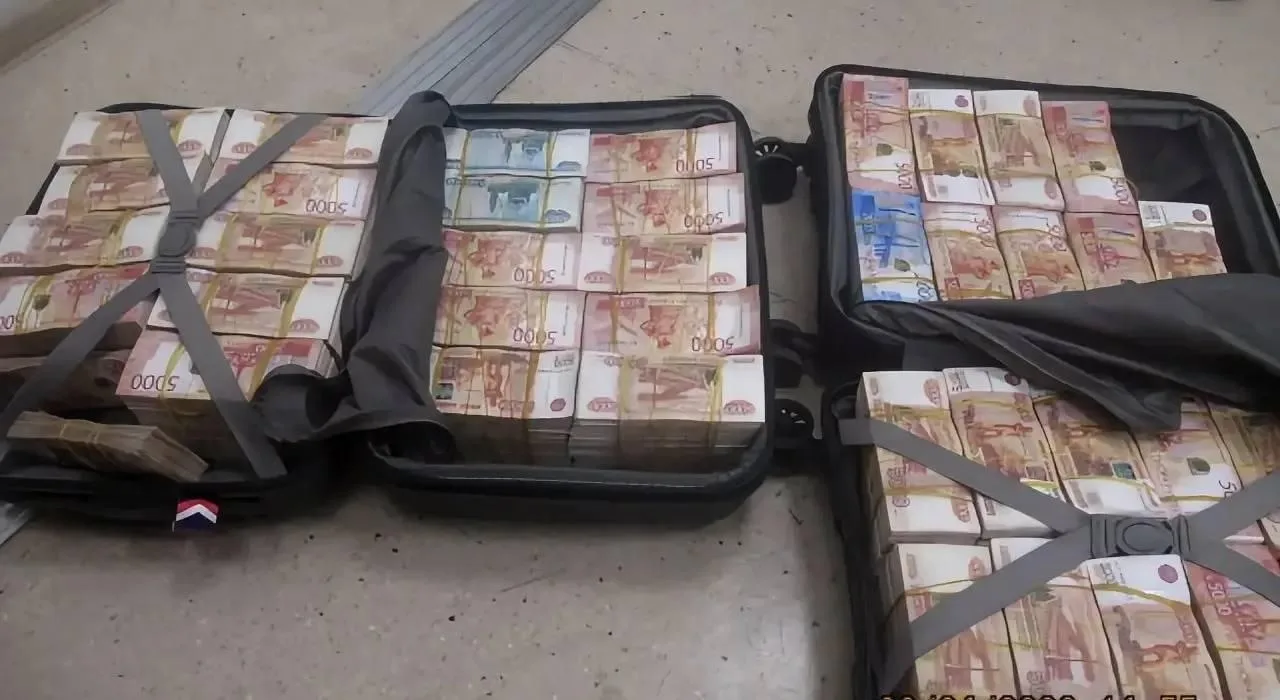 В аэропорту Дагестана задержали россиянина, который пытался вывезти два чемодана с нали...