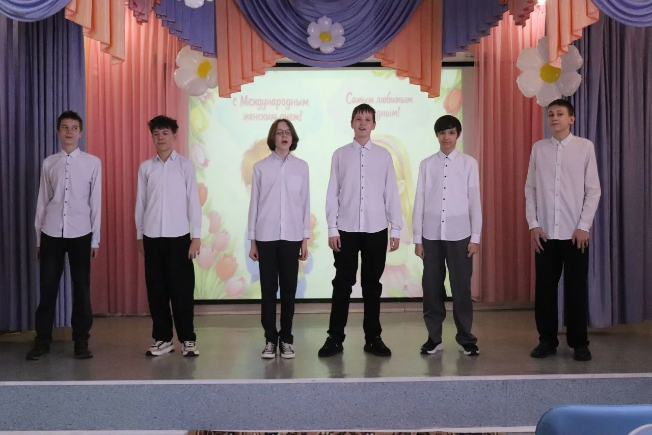 Улыбки, цветы и звуки весны 🎉🌸 В нашей школе прошел потрясающий весенний концерт, посвященный самому