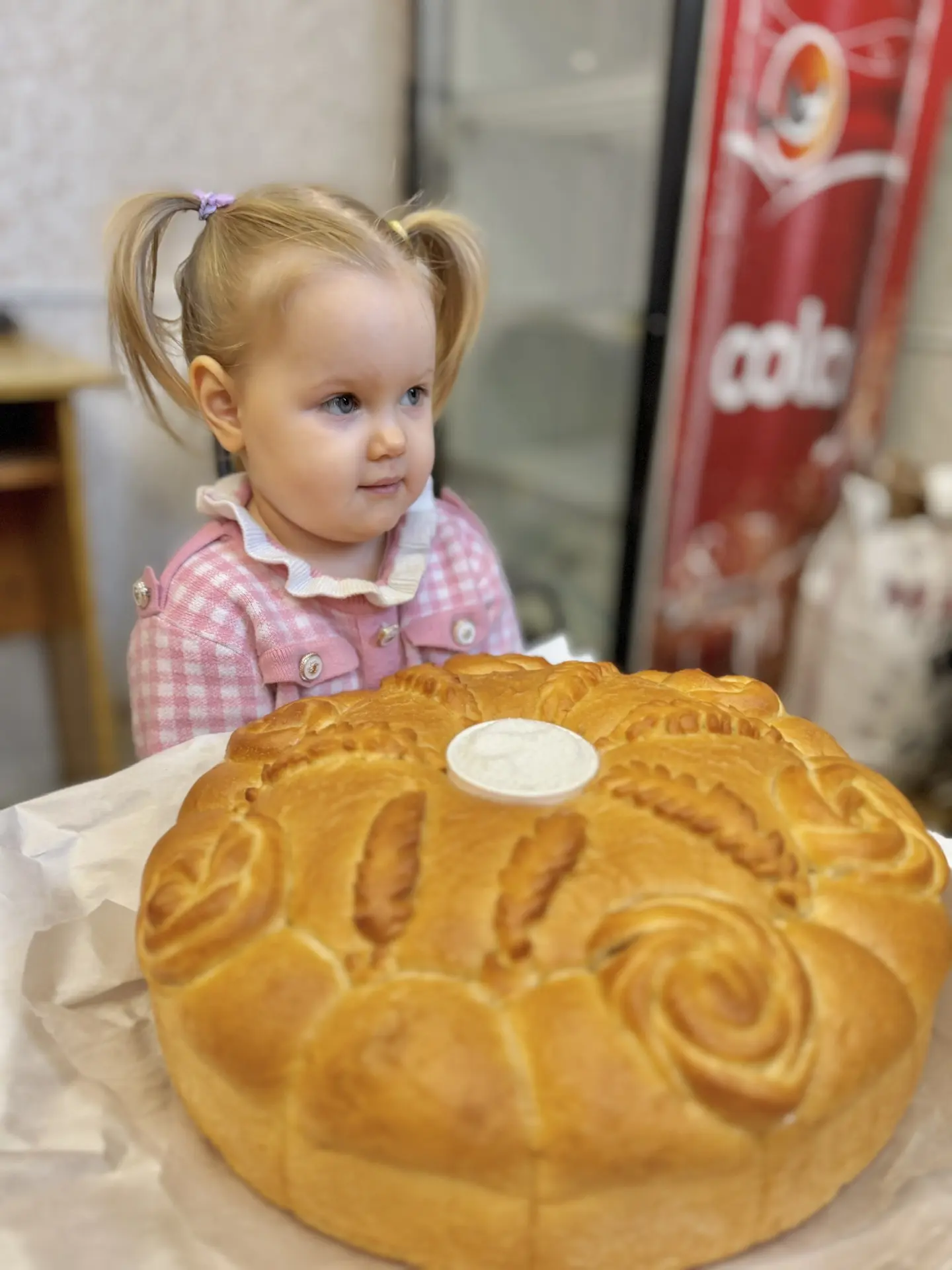 Сегодня Алиса впервые вышла на большую сцену😍  Бабушка и дедушка участвовали в конкурсе «Семья года»