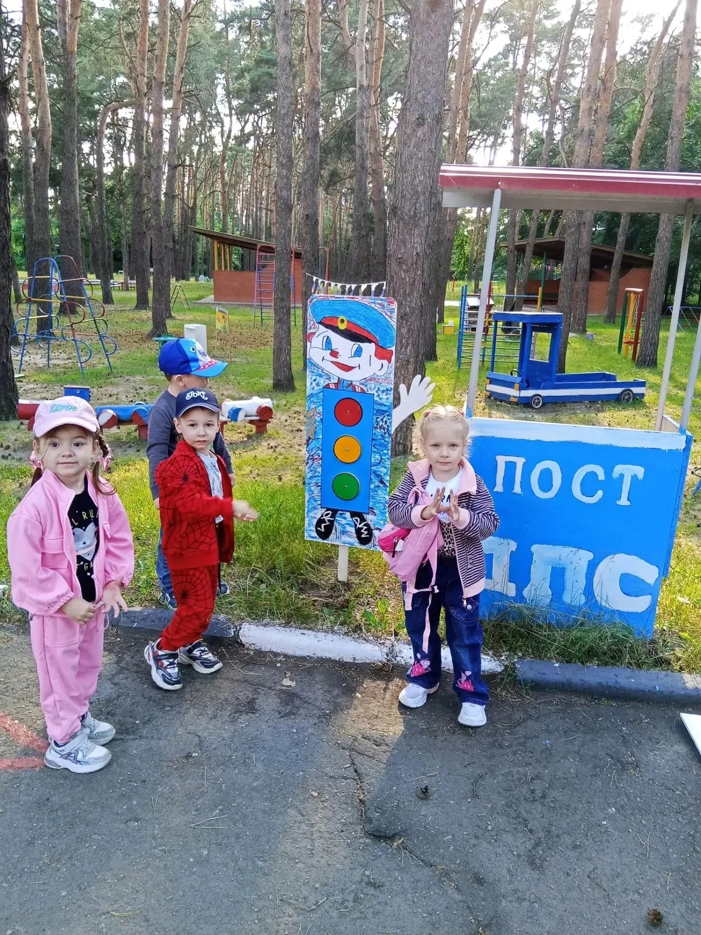 Правила дорожные не такие сложные,
Вы всегда их твёрдо знайте,
На дороге соблюдайте! 

Сегодня в наш