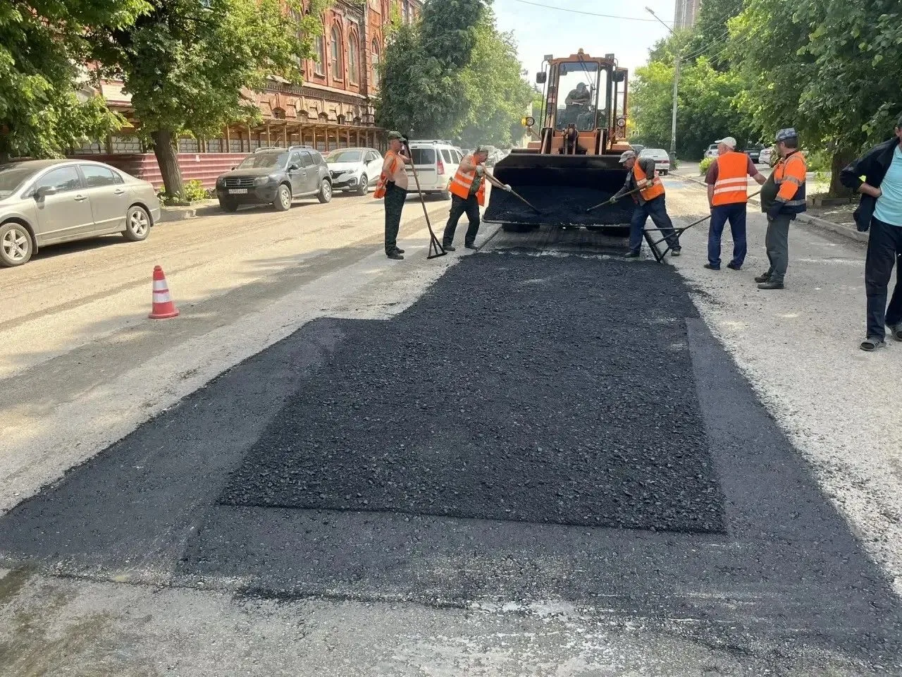 🚜 В Тамбове продолжается ямочный ремонт дорог. Его проводят силами муниципального учре...