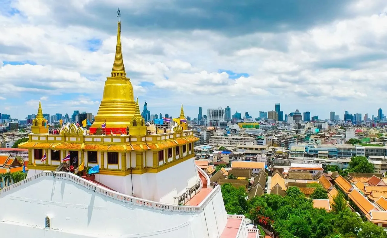 Храм Wat Saket в Бангкоке, Таиланд 🇹🇭  🔹 Храм Wat Saket или Золотая Гора расположился на возвышеннос