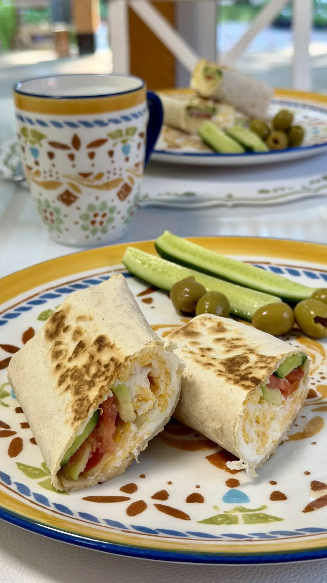 На завтрак - пшеничная лепёшка с начинкой из омлета, сыра и овощей 👌