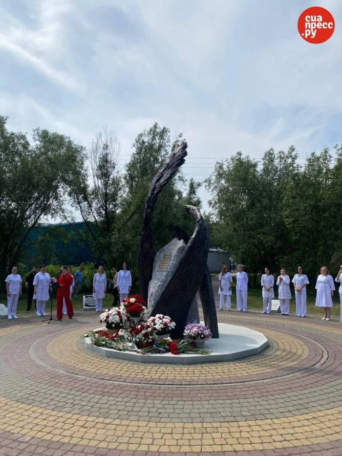Ко Дню медицинского работника сургутяне возложили цветы к памятнику врачам и медсестрам

Сегодня, 18