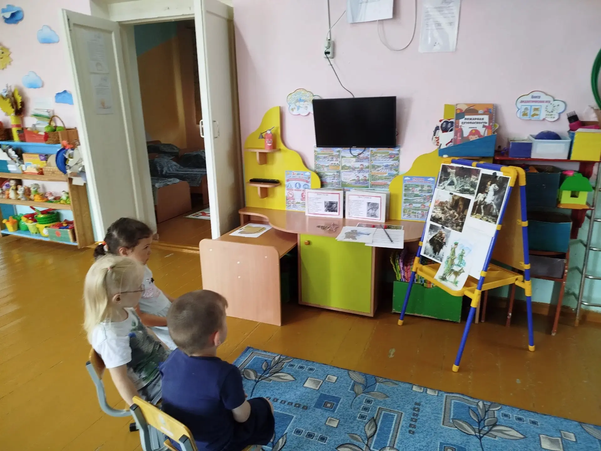 В группе " Солнышко" прошла тематическая беседа на тему " 22 июня - День памяти и скорби".