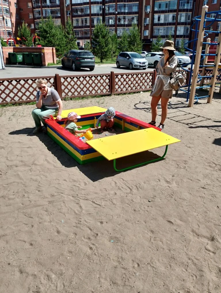 Авиаторов 2. Установили новую песочницу.