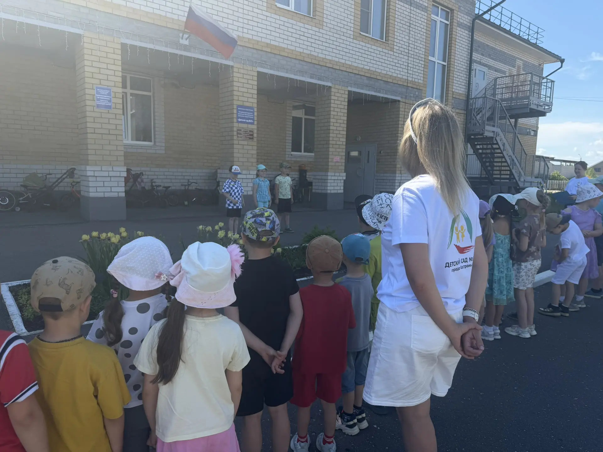 🌸Нам праздники для радости даны,
Мы знаем их немало, самых разных,
Но день России, день родной стра
