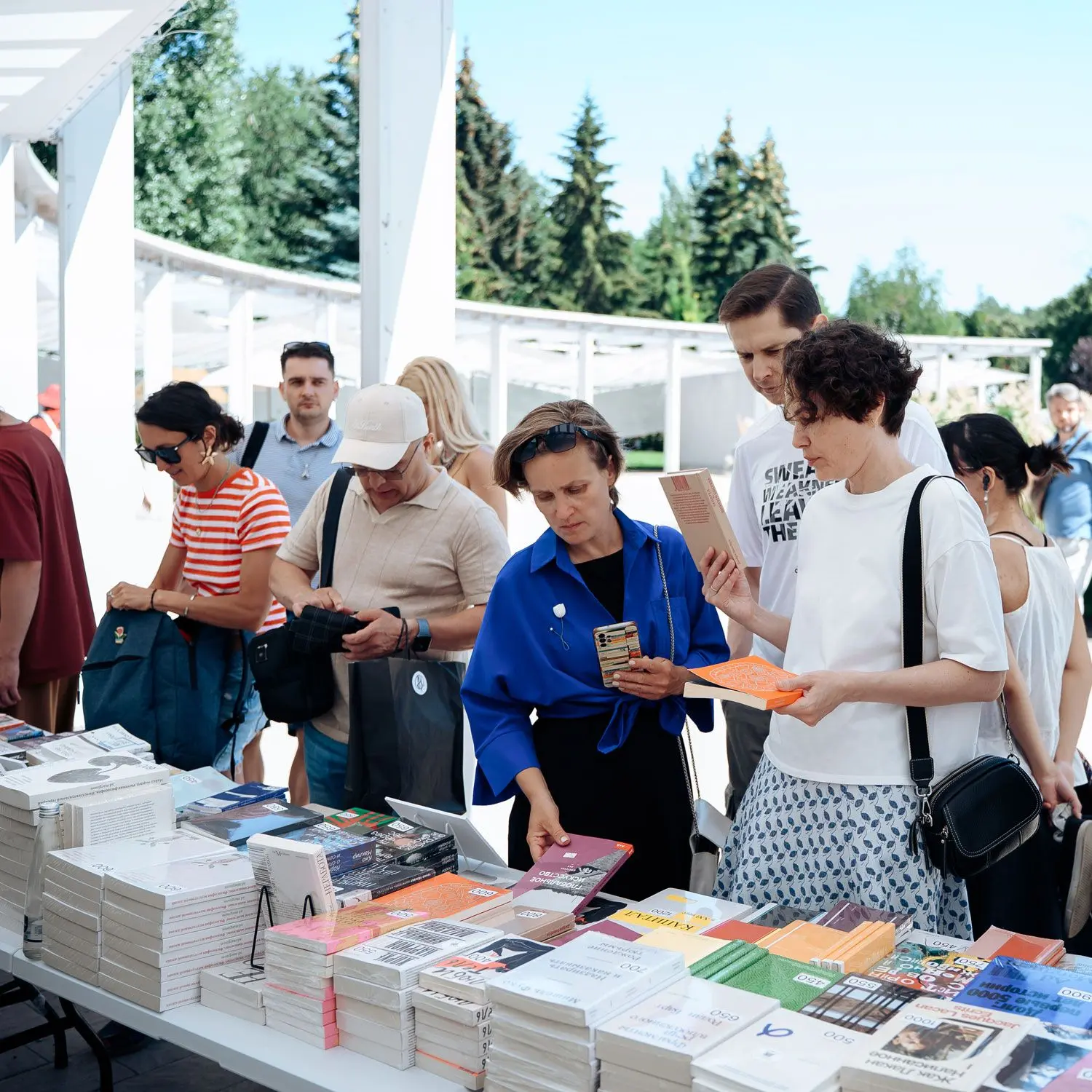 Распродажа книг, лекции и маркет локальных проектов: Гид по фестивалю «по краям»

31 июля, 1 и 2 авг