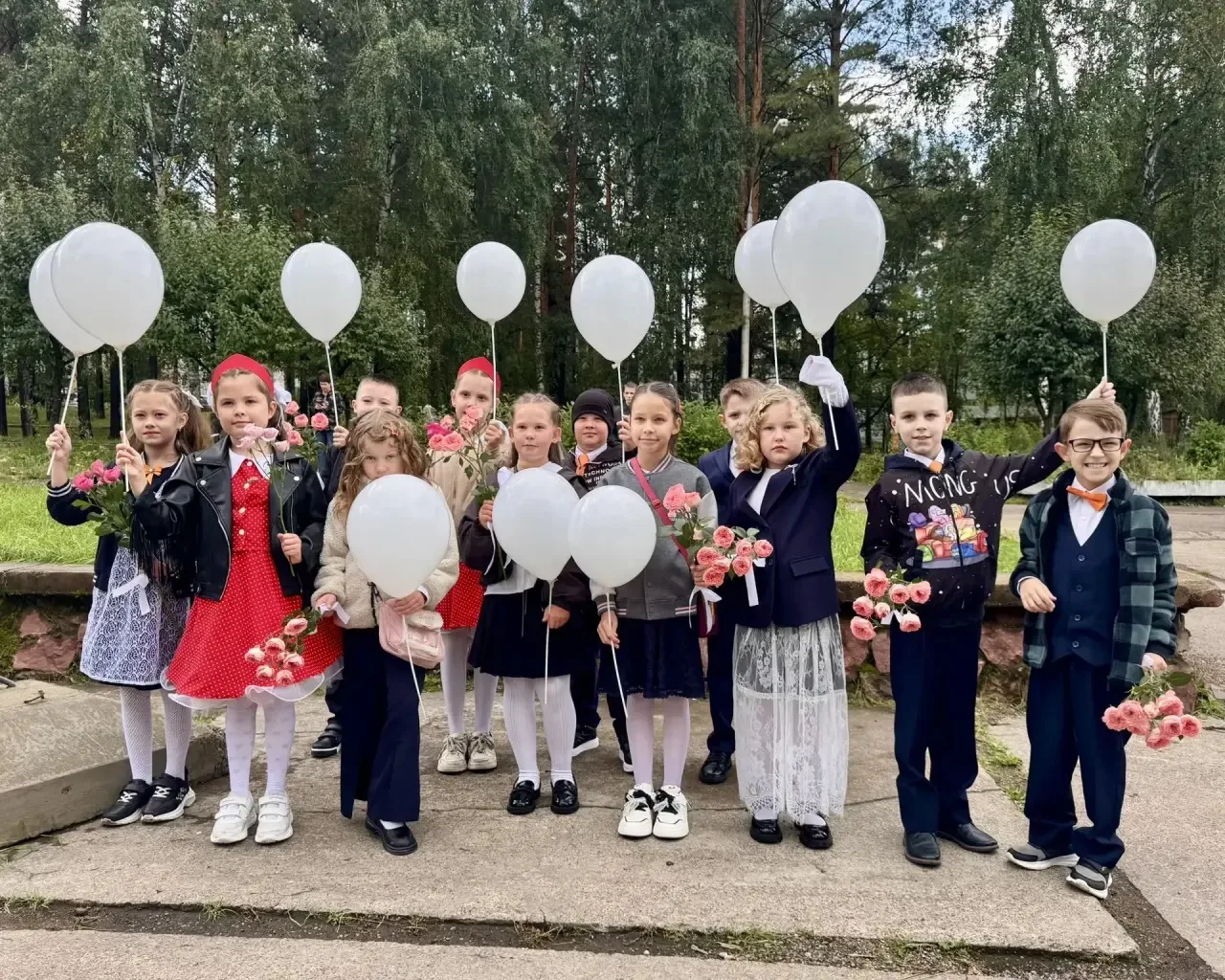 🎉 От первого звонка — к большим мечтам: как в сотой школе Железногорска встретили новы...