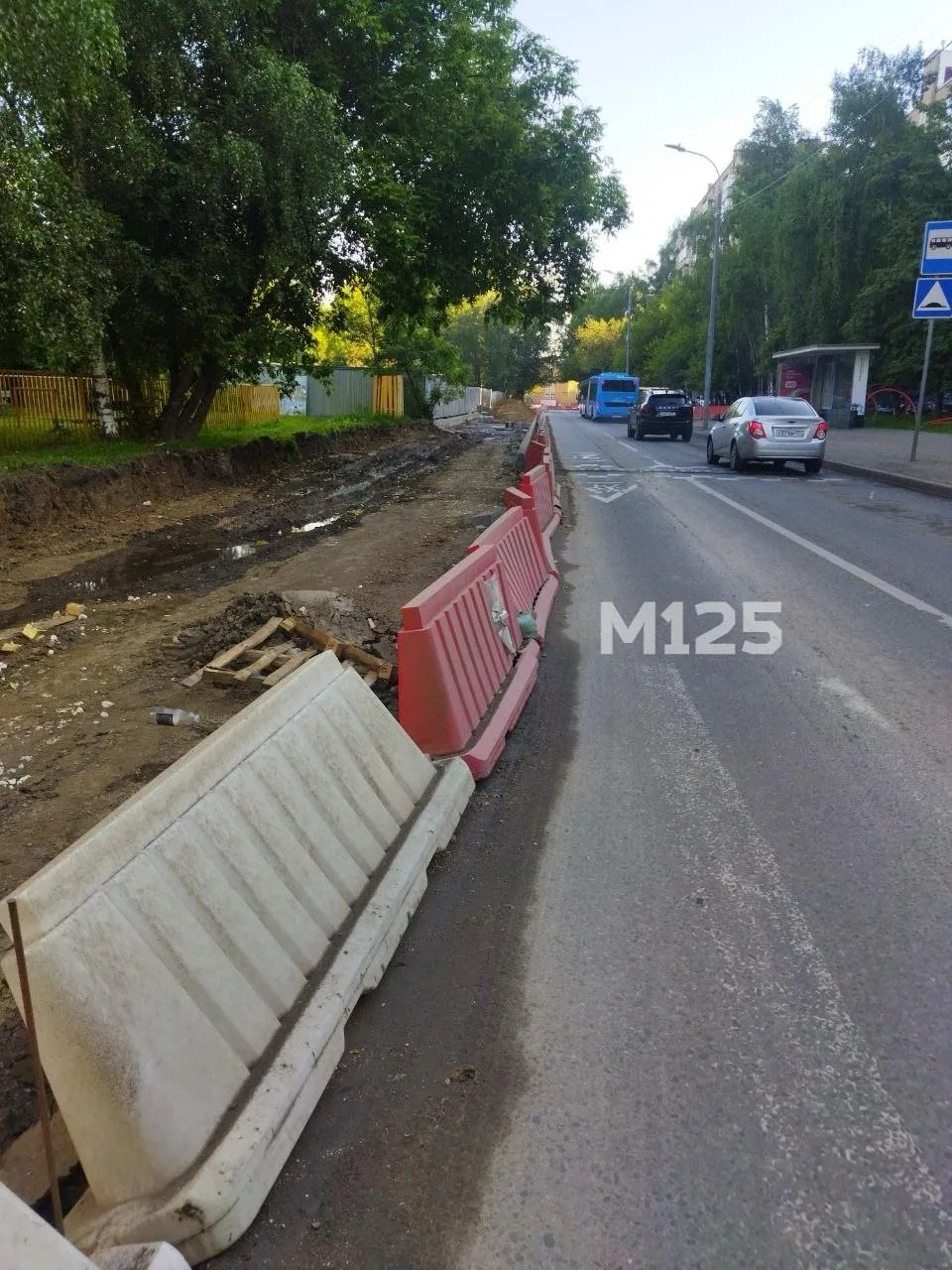 🚘 Ещё фото от подписчиков с Клязьминской, где идут работы.

Сейчас половина полосы дороги не функци