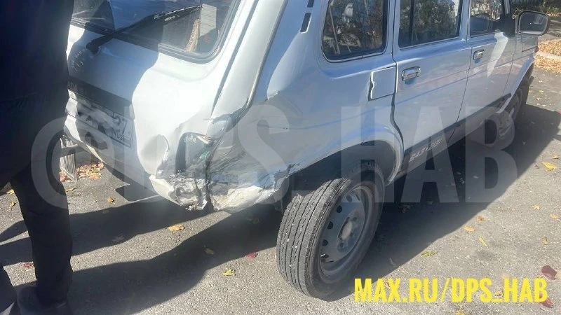 В Хабаровске столкнулись два автомобиля. Водитель Нивы при повороте налево не уступил д...