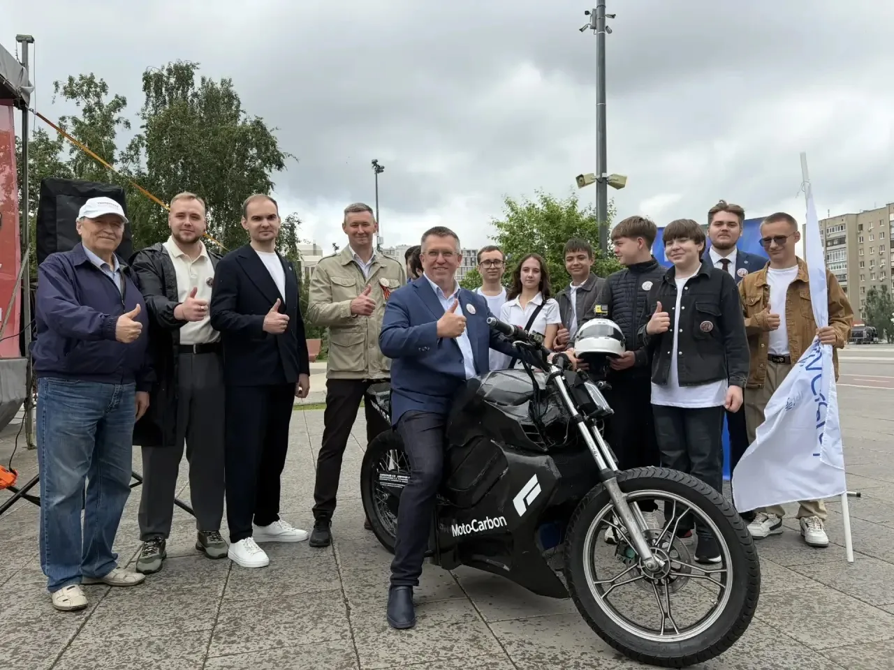 Заместитель главы Тюмени лично протестировал проект, созданный в Школе инженерного резе...
