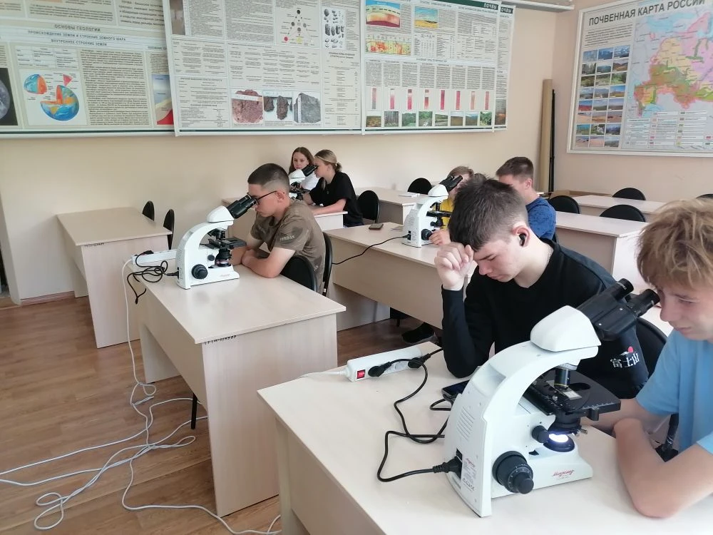 Наши ребята продолжают осваивать лесное дело! 

Конечно, не обошлось без биологии: под микроскопом �