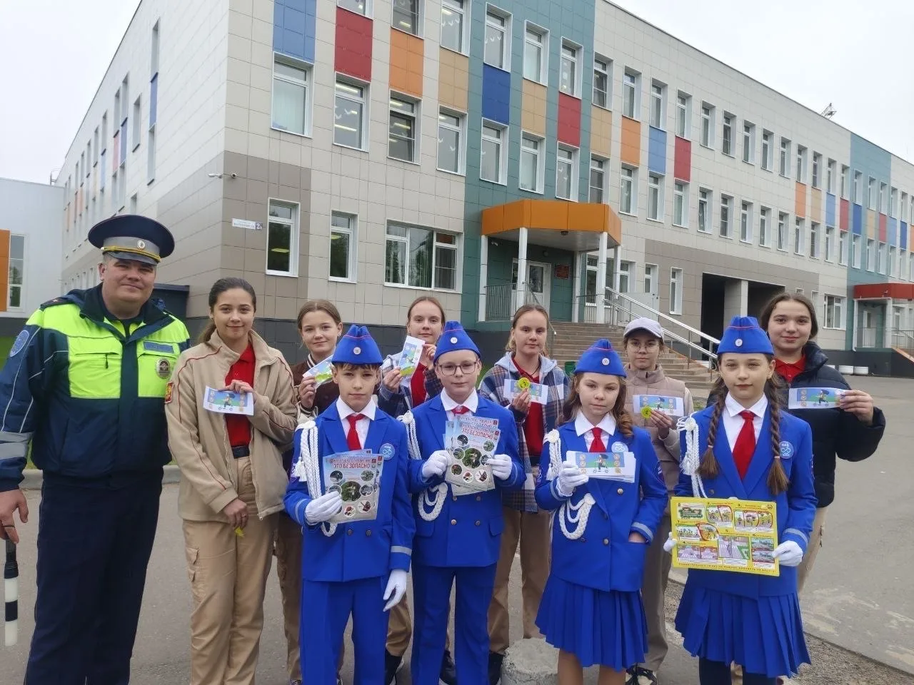 👮‍♂️🛣️Сотрудники Госавтоинспекции города Твери совместно с отрядом ЮИД СОШ № 50 провели мероприятие 
