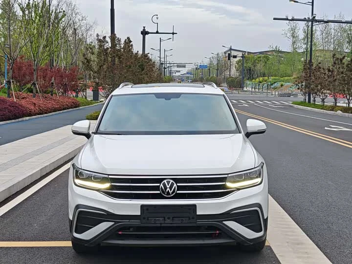 VOLKSWAGEN TIGUAN L 2022г.