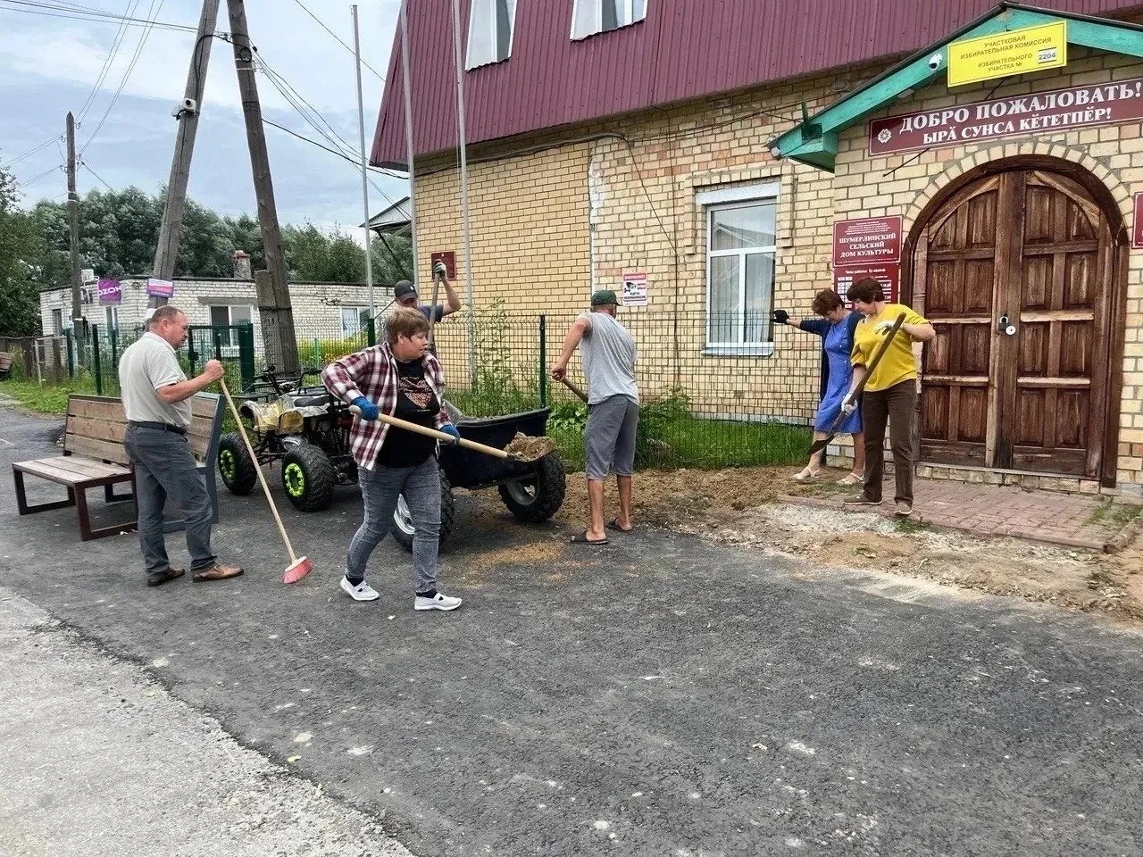 В деревне Шумерля жители вышли на субботник и навели порядок возле сельского Дома культ...