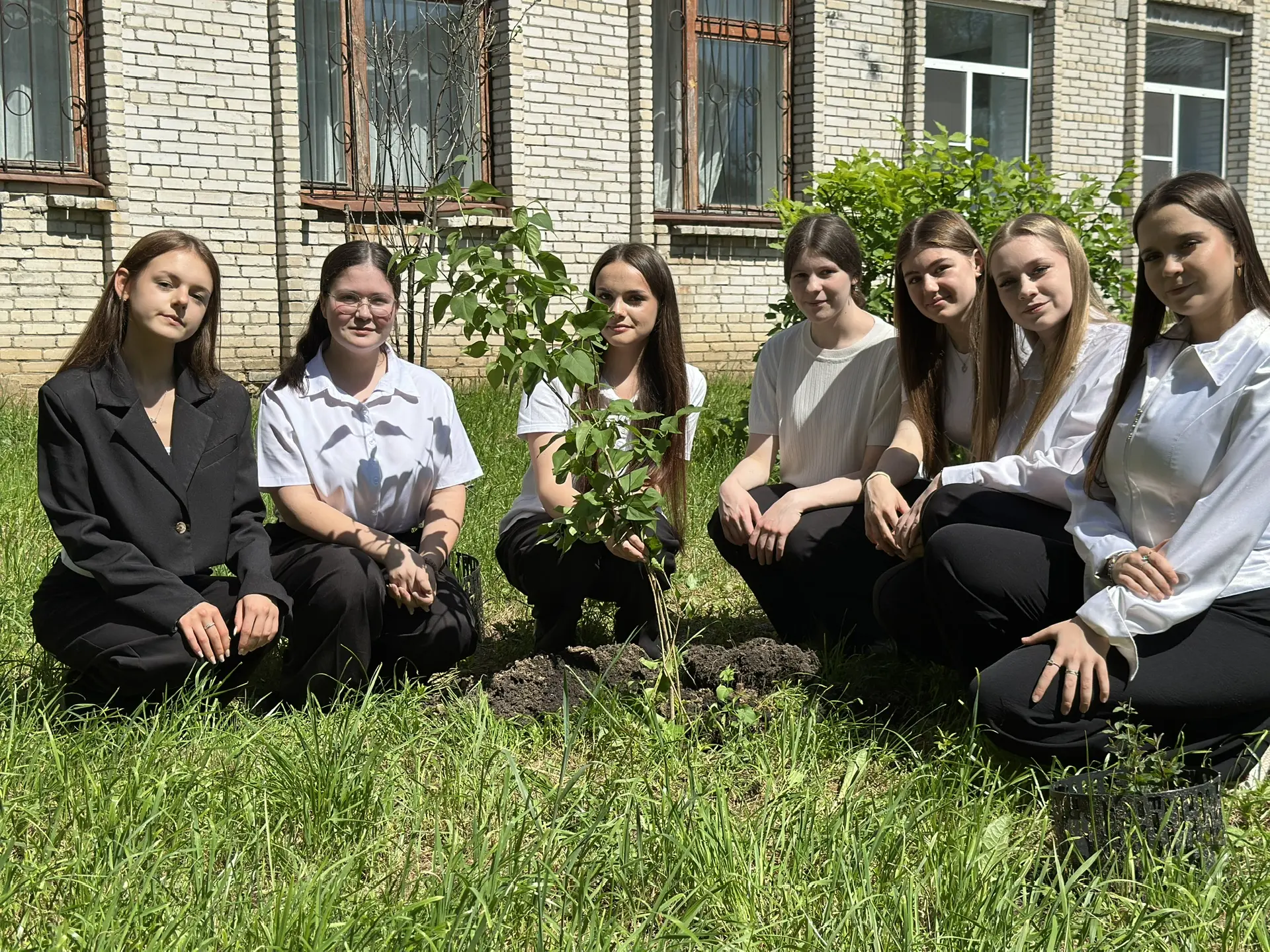 🌷 АЛЛЕЯ ВЫПУСКНИКОВ 🌿  22 мая  выпускники 11 «А» класса сделали замечательный подарок нашей школе— п