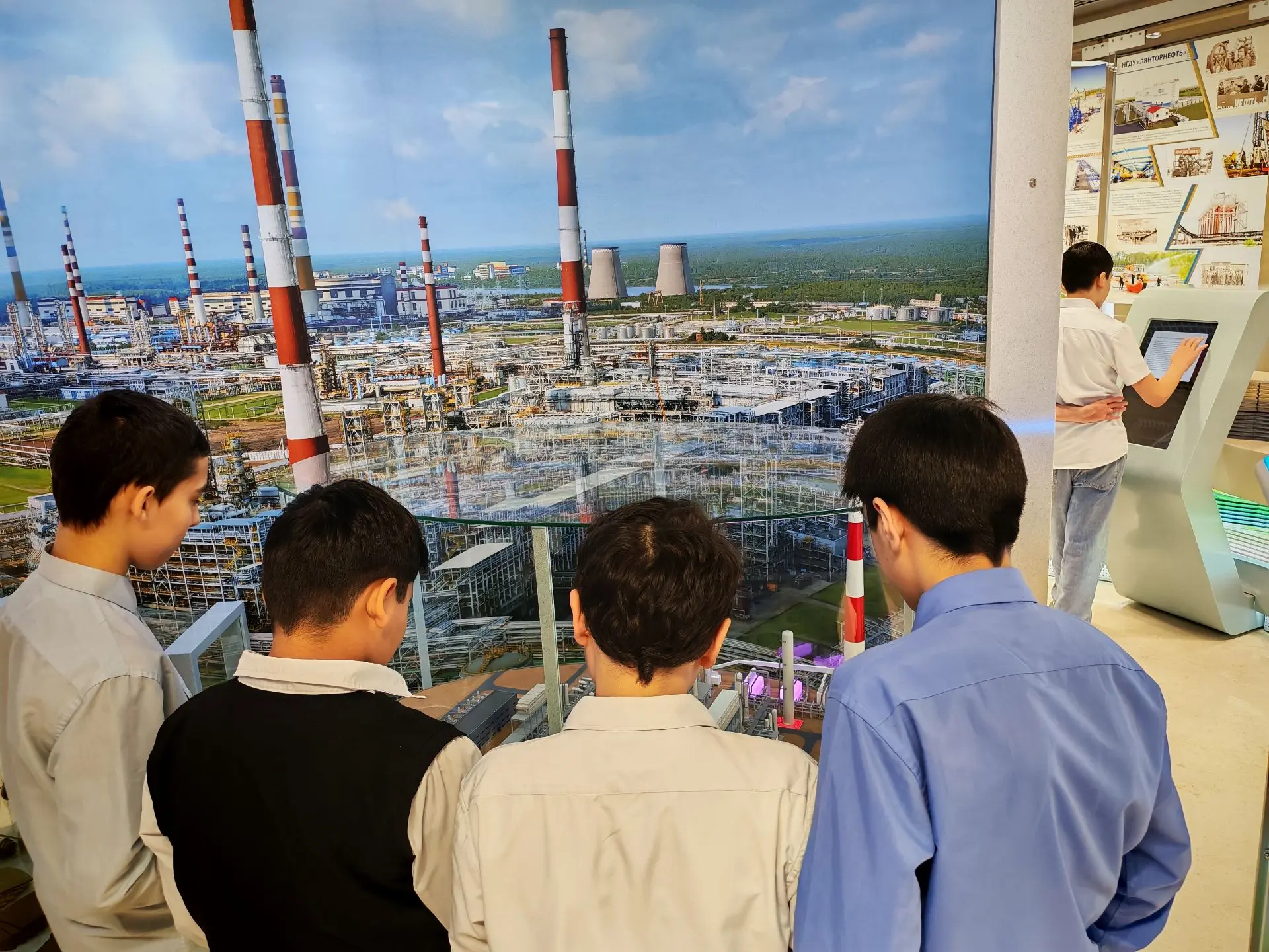 Сегодня обучающиеся 6а и 6д класса побывали в музее ПАО «Сургутнефтегаз» — и это было настоящее погр