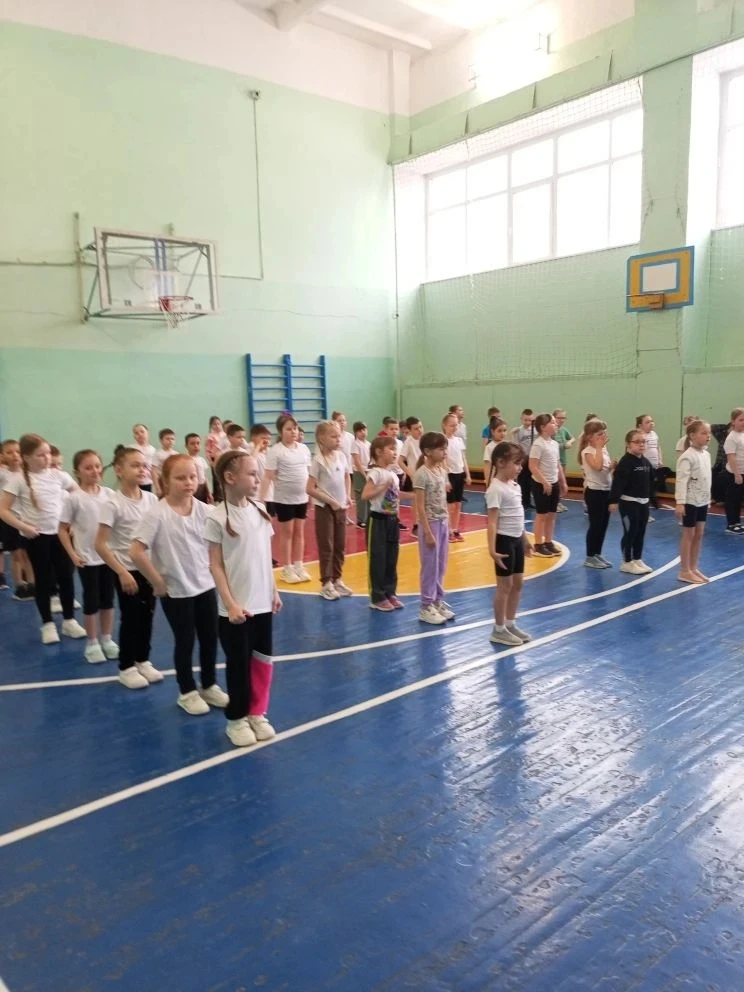 Весёлые старты для первоклассников: море улыбок и заряда бодрости! 🎉  В школе №5 прошли захватывающи