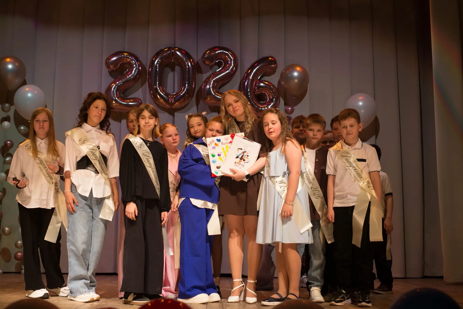 🎓 Начальная школа, прощай!

26 мая в нашей школе прошёл красивый праздник с лёгкой грустью — «Проща