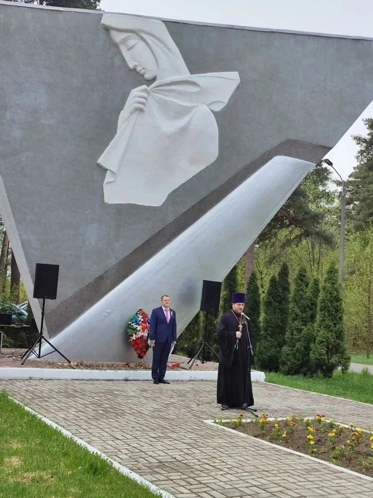 В честь 81-й годовщины Победы в Великой Отечественной войне на площади у монумента «Скорбящая мать» 