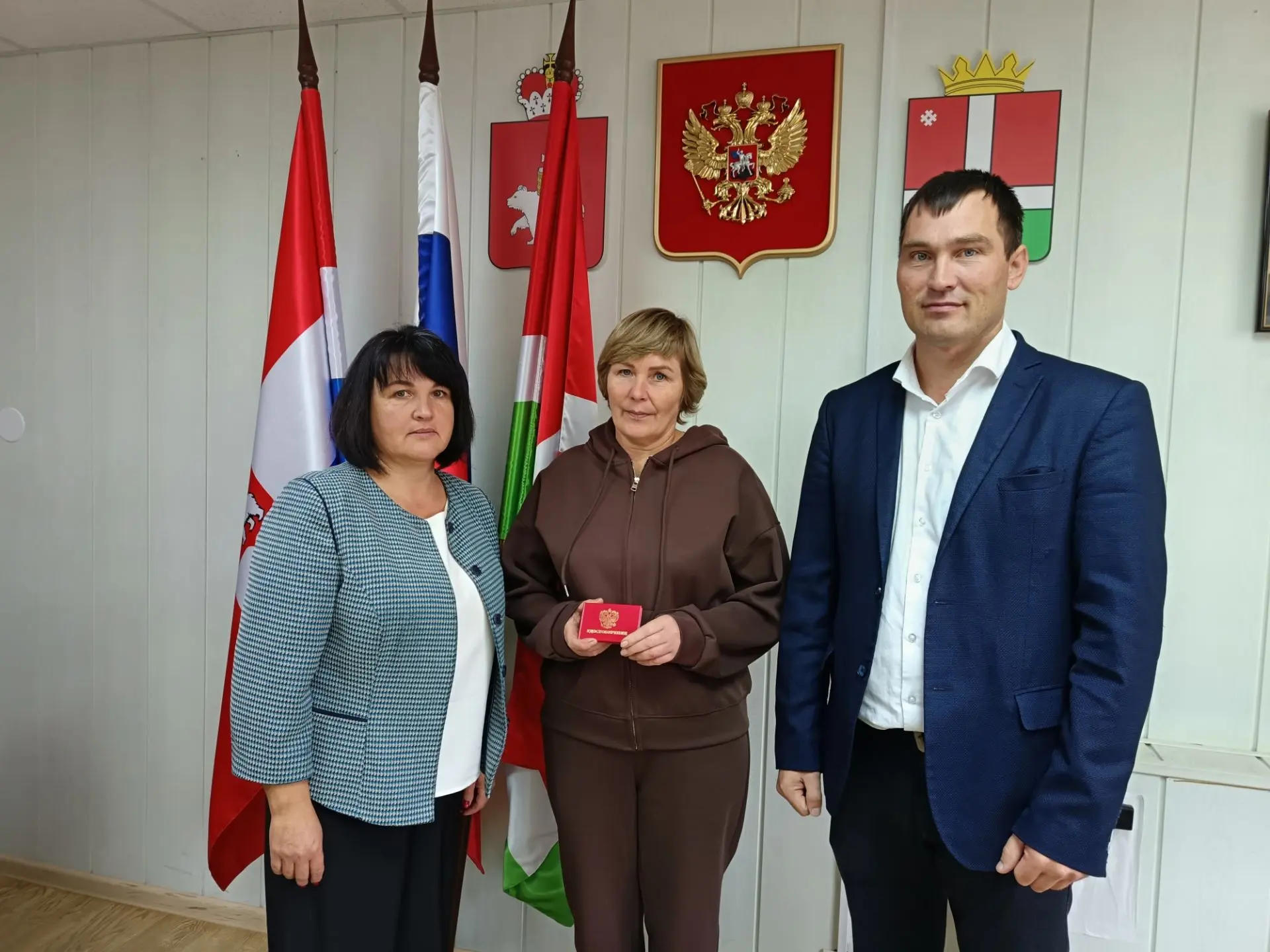 Сегодня, 2 сентября, врип главы муниципального округа Михаил Утробин вручил удостоверен...