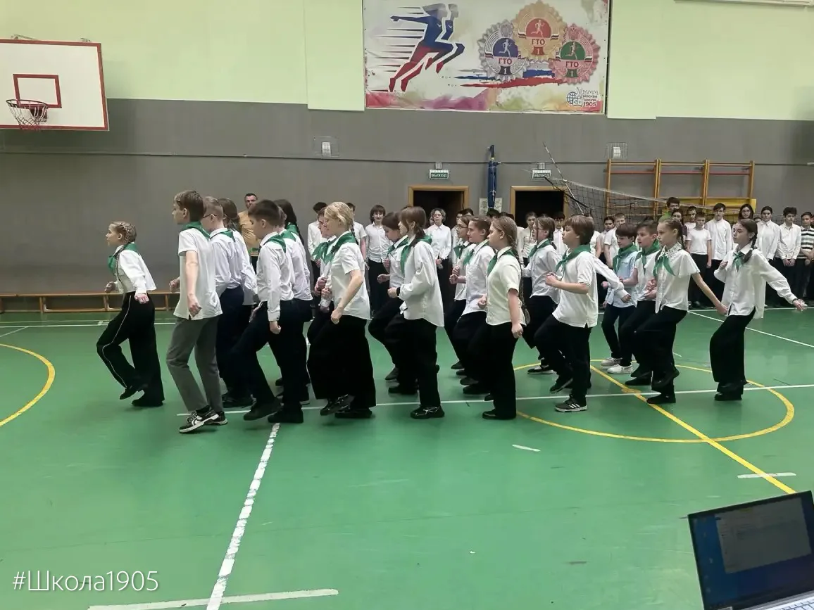 🌟 Равнение на Победу!  В нашей школе прошёл конкурс-смотр строя и песни среди учеников 5–8 классов, 