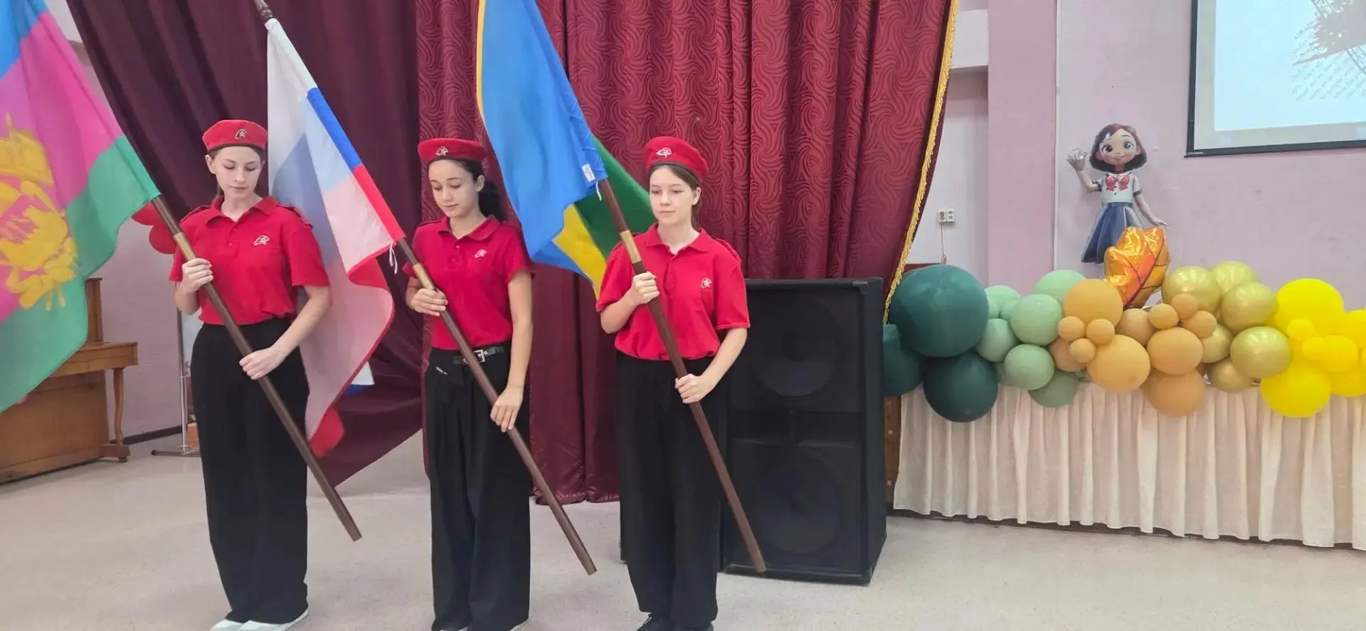 Сегодня в нашей школе прошла традиционная еженедельная линейка.