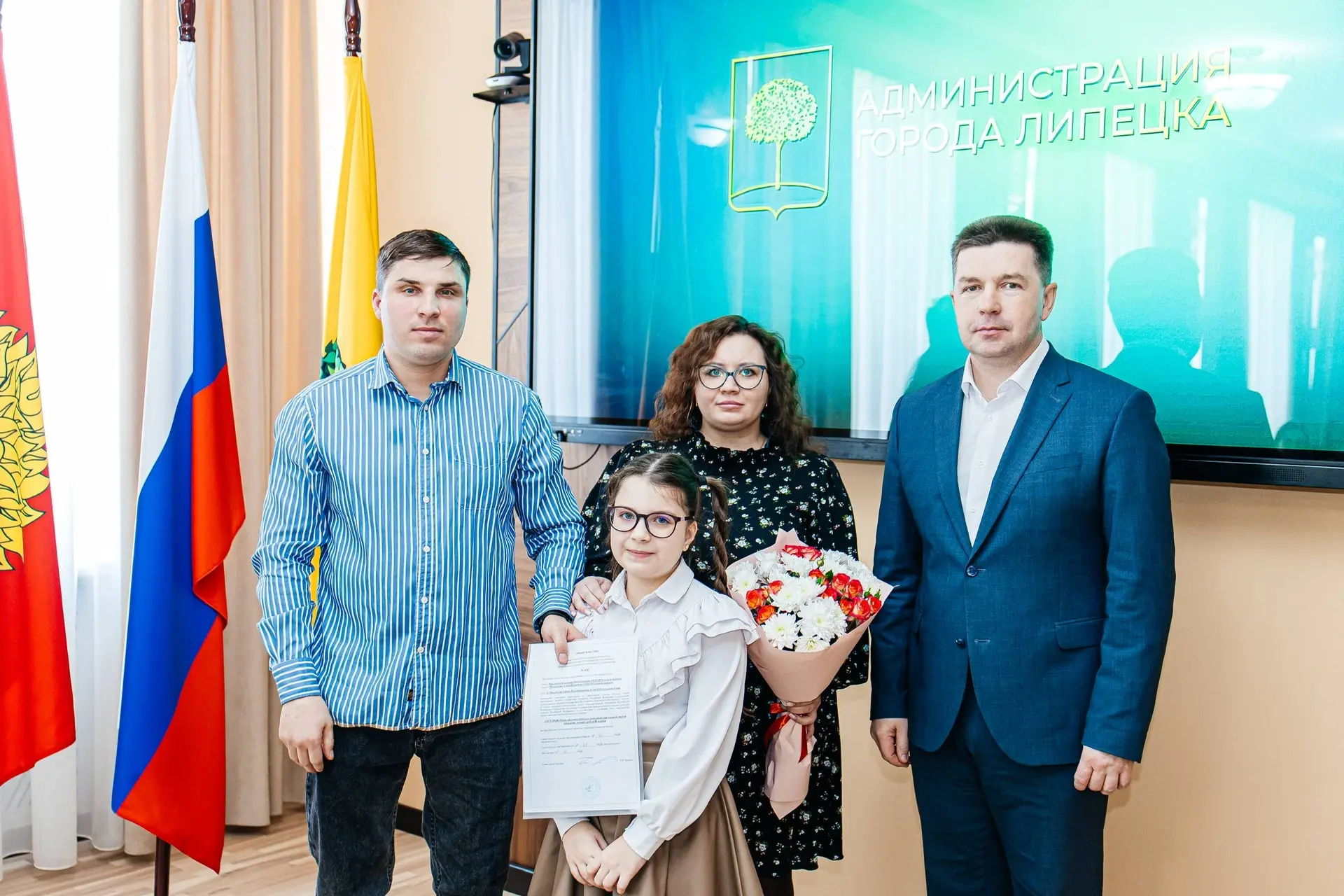 Поддержка молодых семей – одна из тех задач, где особенно важно видеть результат.

Вручил свидетельс