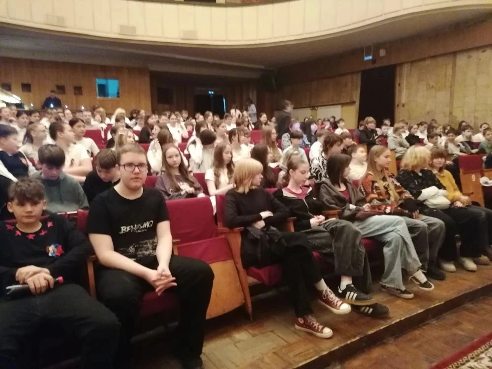 Наши школьники с большим интересом посетили спектакль театра «Каруселька» под названием...