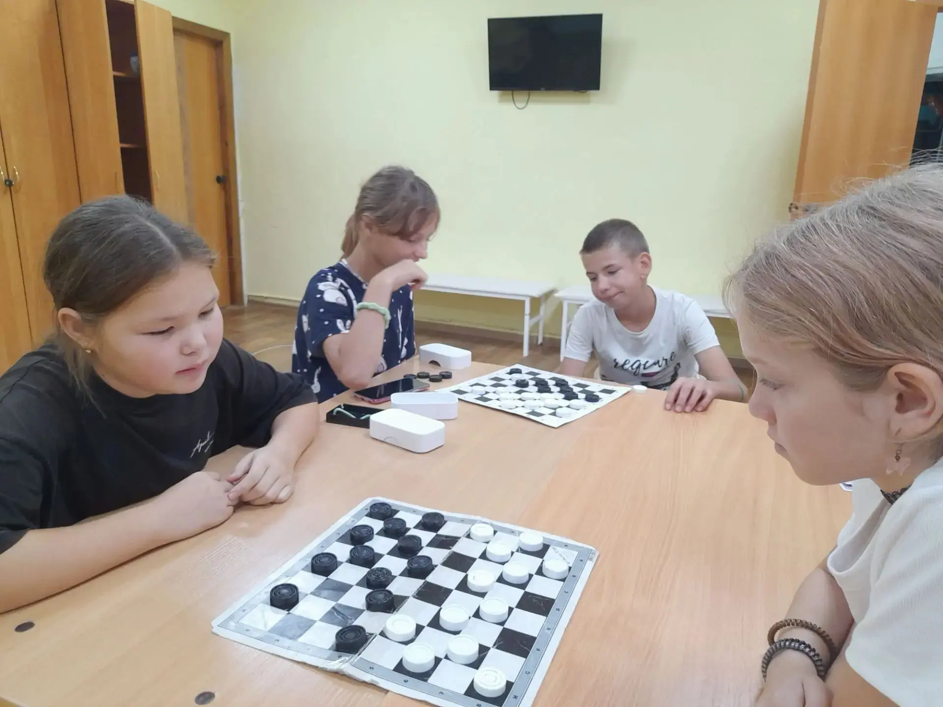 Наши девчонки и мальчишки 5 отряда устроили такой жаркий шашечный турнир, что дощечки ч...