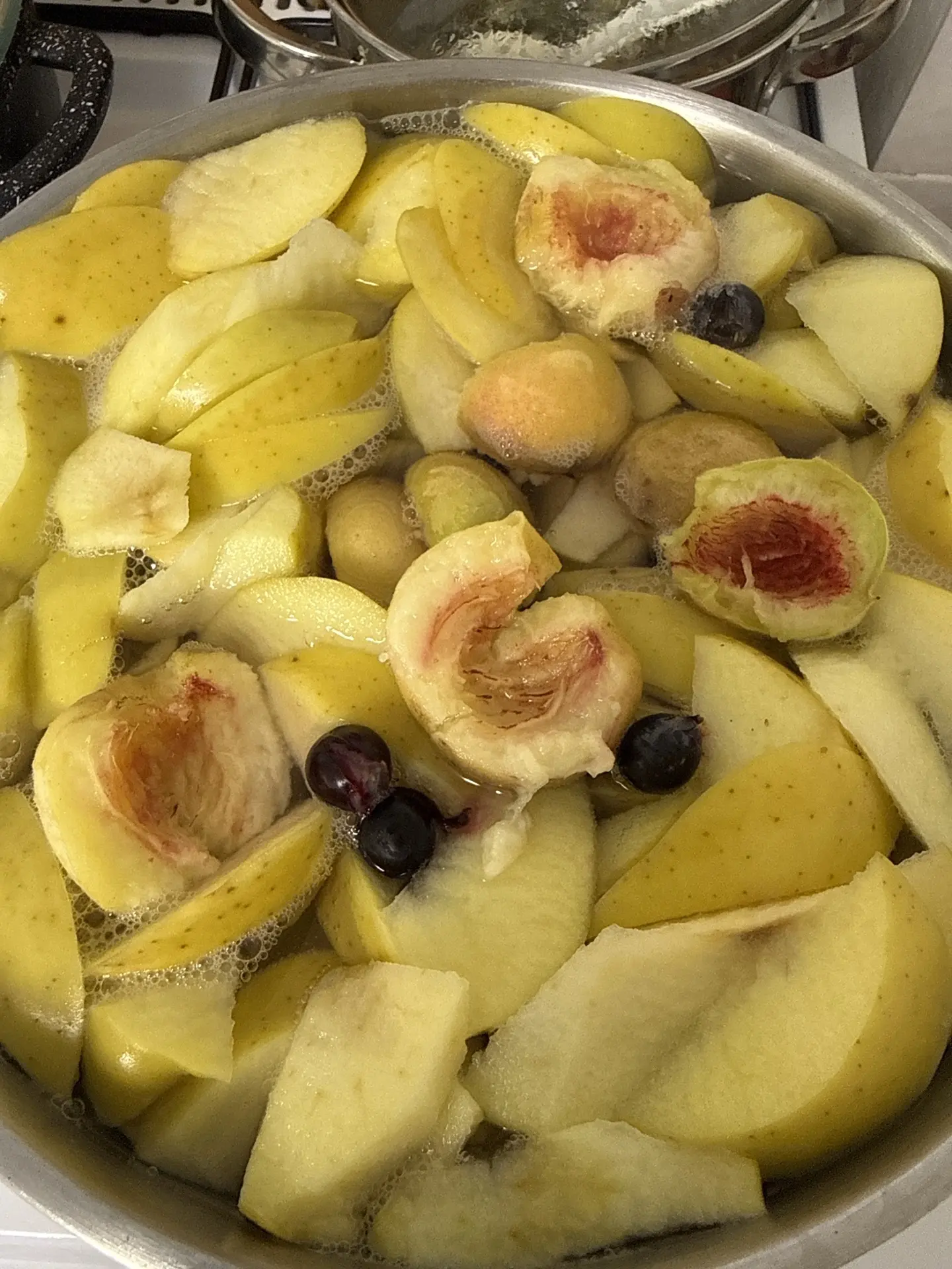 Компот из своих яблок, груш, персиков и чуть винограда кинула