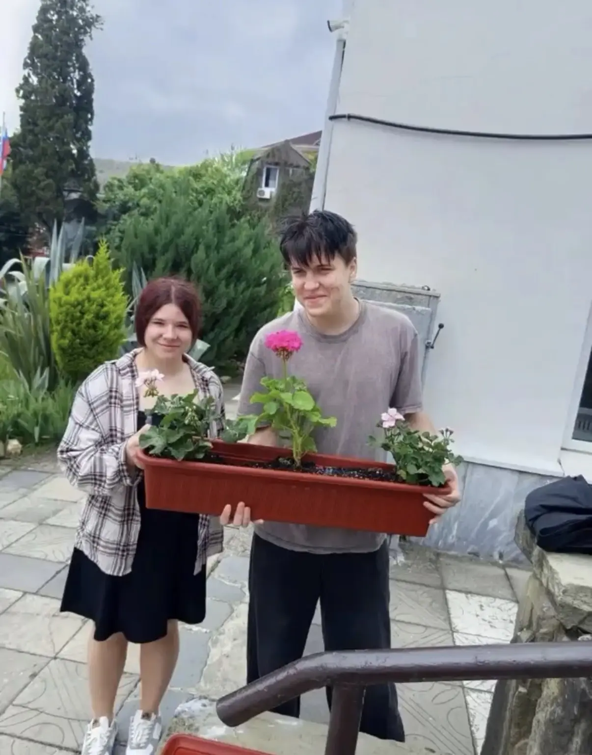 Весенняя высадка саженцев и цветов стала доброй традицией в Сочинском торгово-технологи...