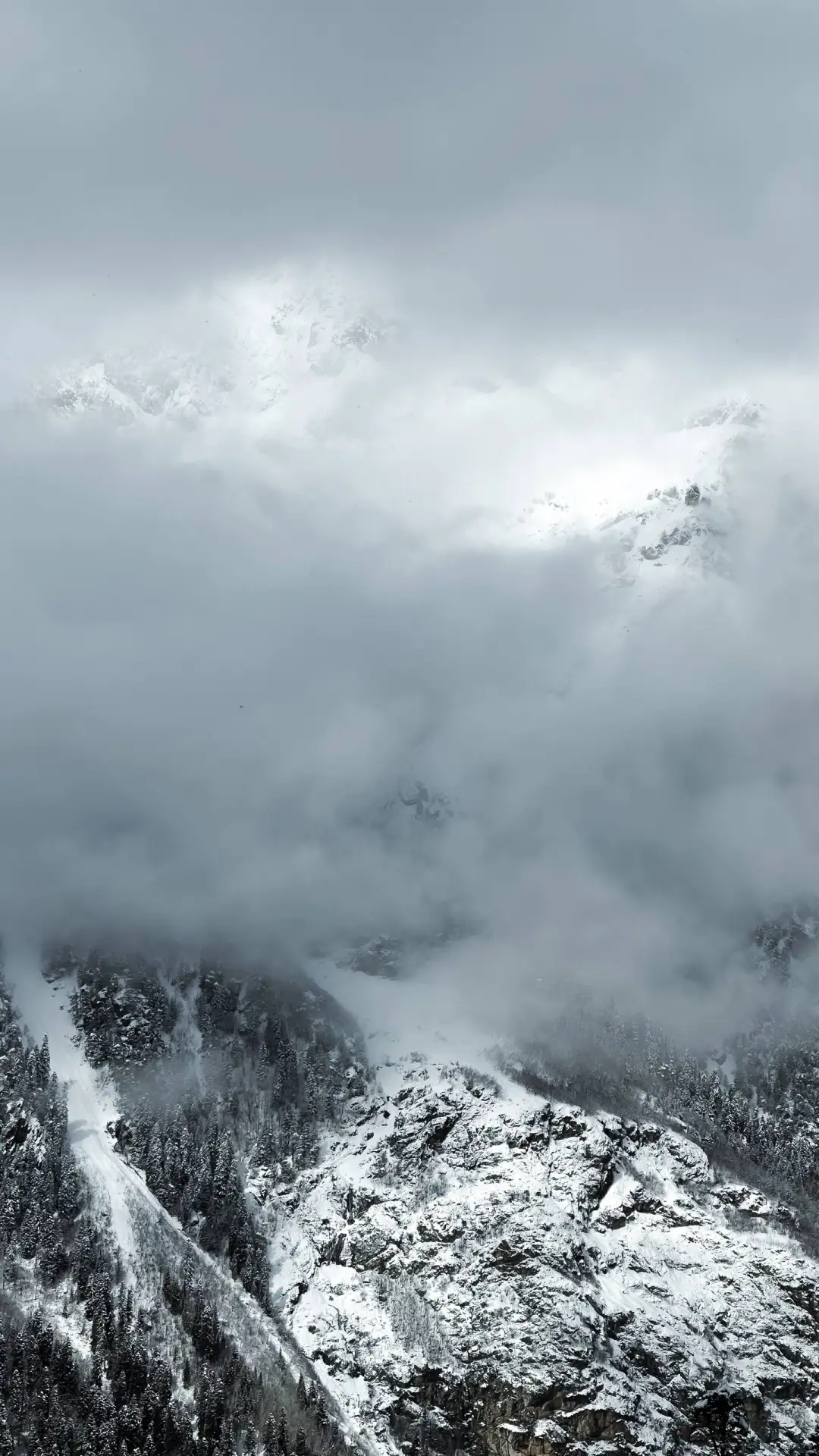 🏔️ Смотреть на горы Домбая можно бесконечно... Согласны? Ставьте ❤️  📸  Источник: ikseeee  • Наша гр