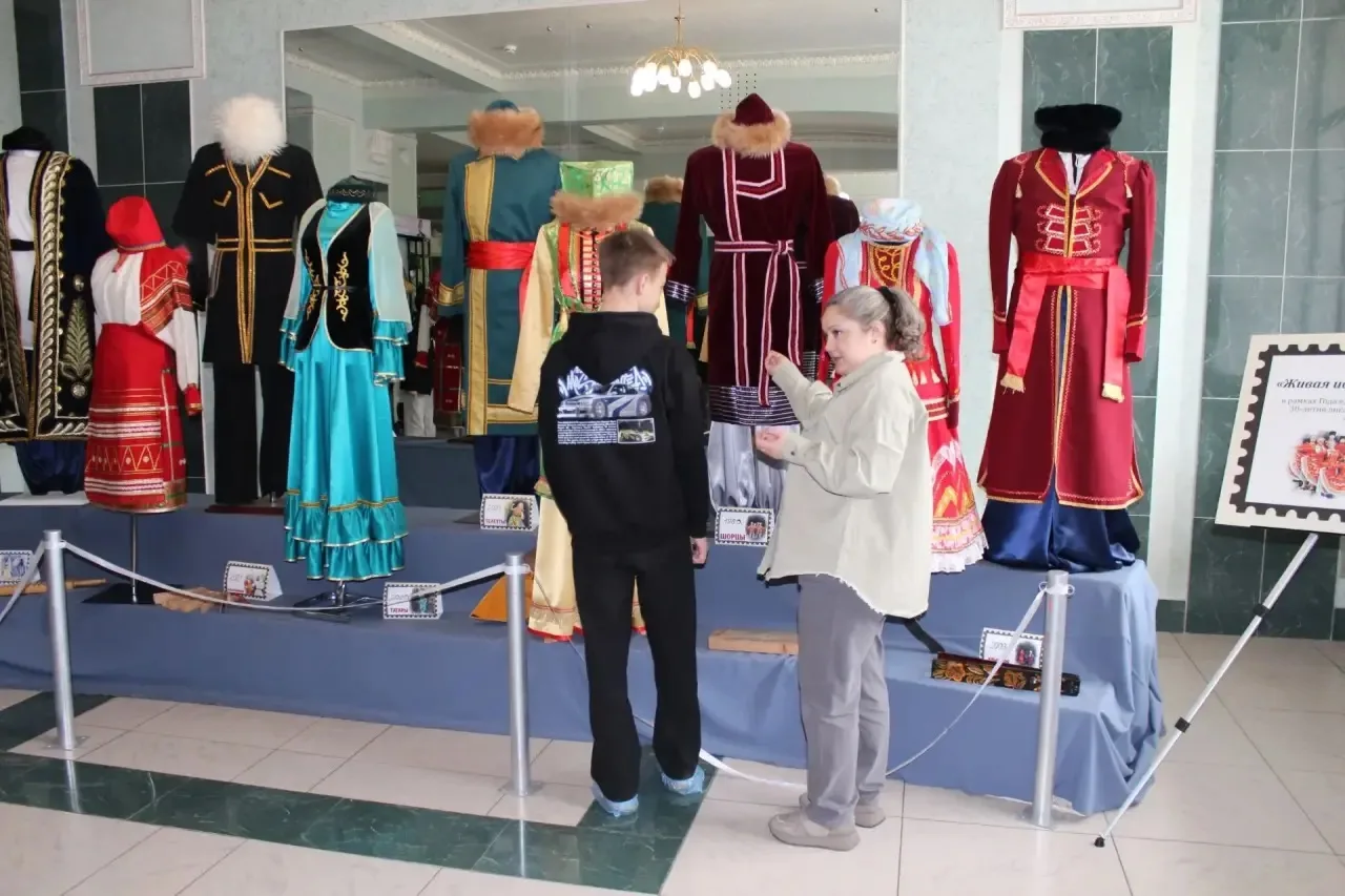 🎭 "Живая история в танце" – выставка, посвященная Году единства народов России.