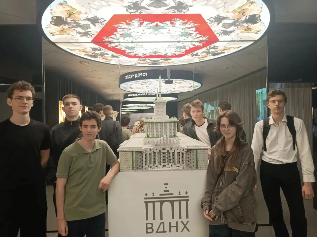 🏛️⚙️ Инженеры будущего на ВДНХ: как прошел учебный день вне стен школы!