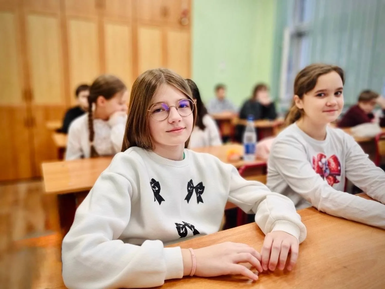 🇷🇺 Новая учебная неделя в нашей школе традиционно началась с церемонии поднятия Государственного фла