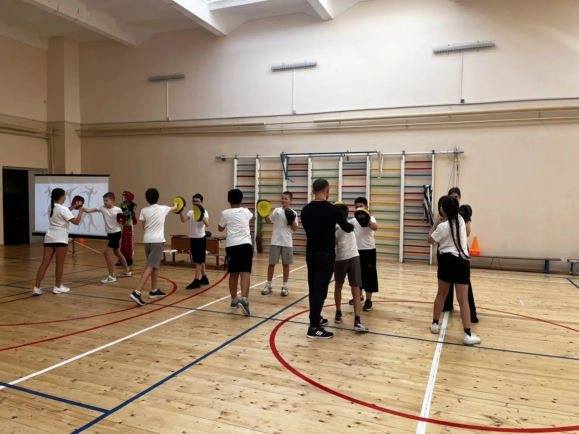 🥊 Учащиеся 6Б на открытом занятии в рамках конкурса «Сердце отдаю детям»!  🎯 Ученики 6Б класса нашей
