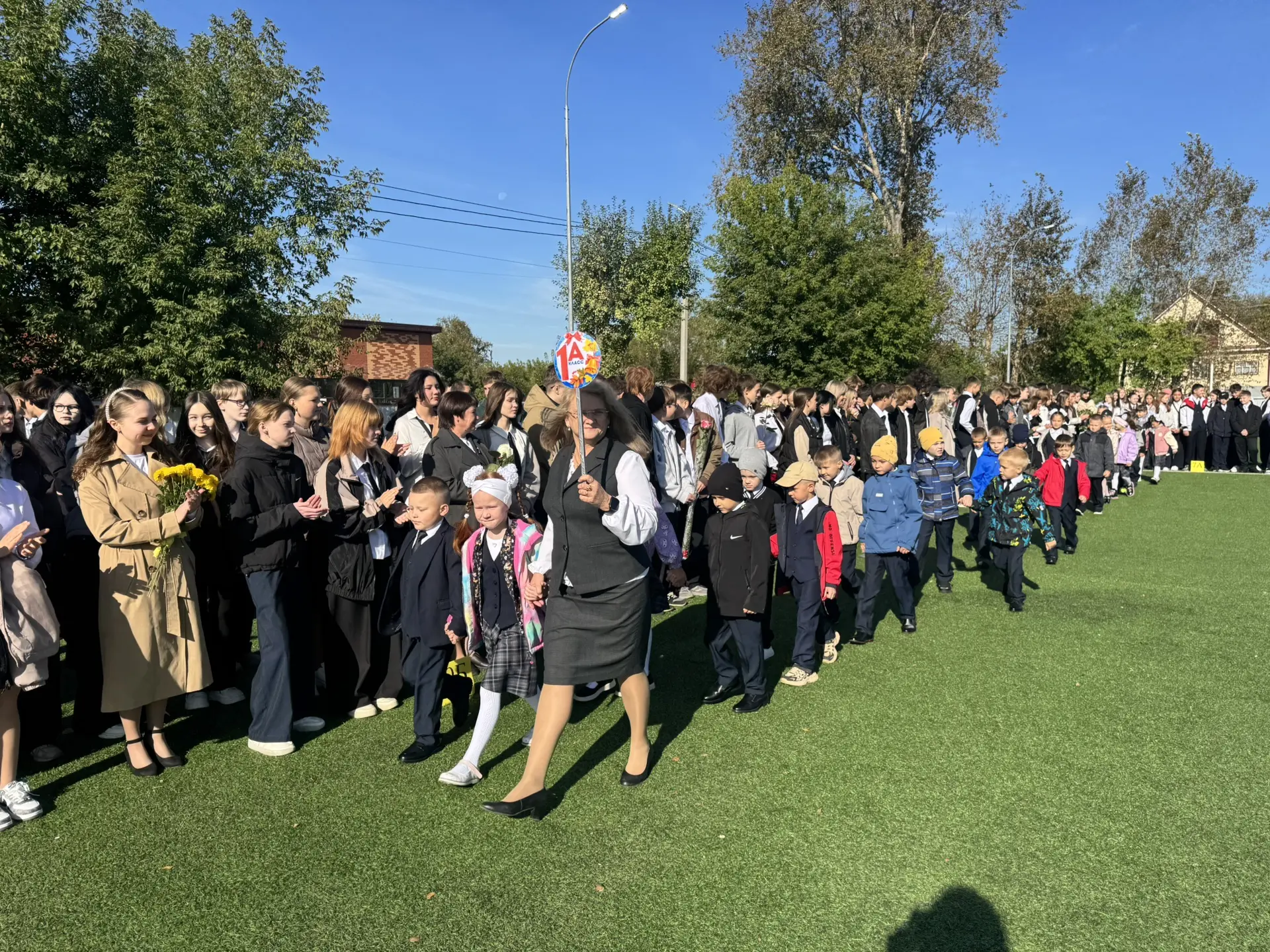 Сегодня наша школа распахнула свои двери для долгожданного праздника — торжественной ли...
