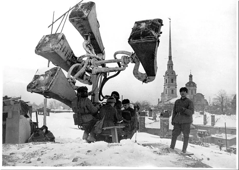 1942.Звукоулавливающие рупоры ПВО на Петропавловской крепости.
