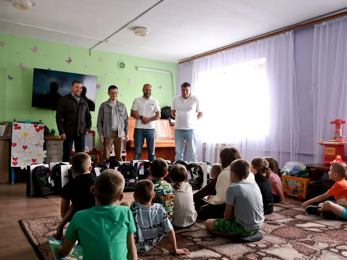 🎒 Для ребят макеевского "Гнездышка" собрали в рюкзаки всё самое нужное к 1 сентября
